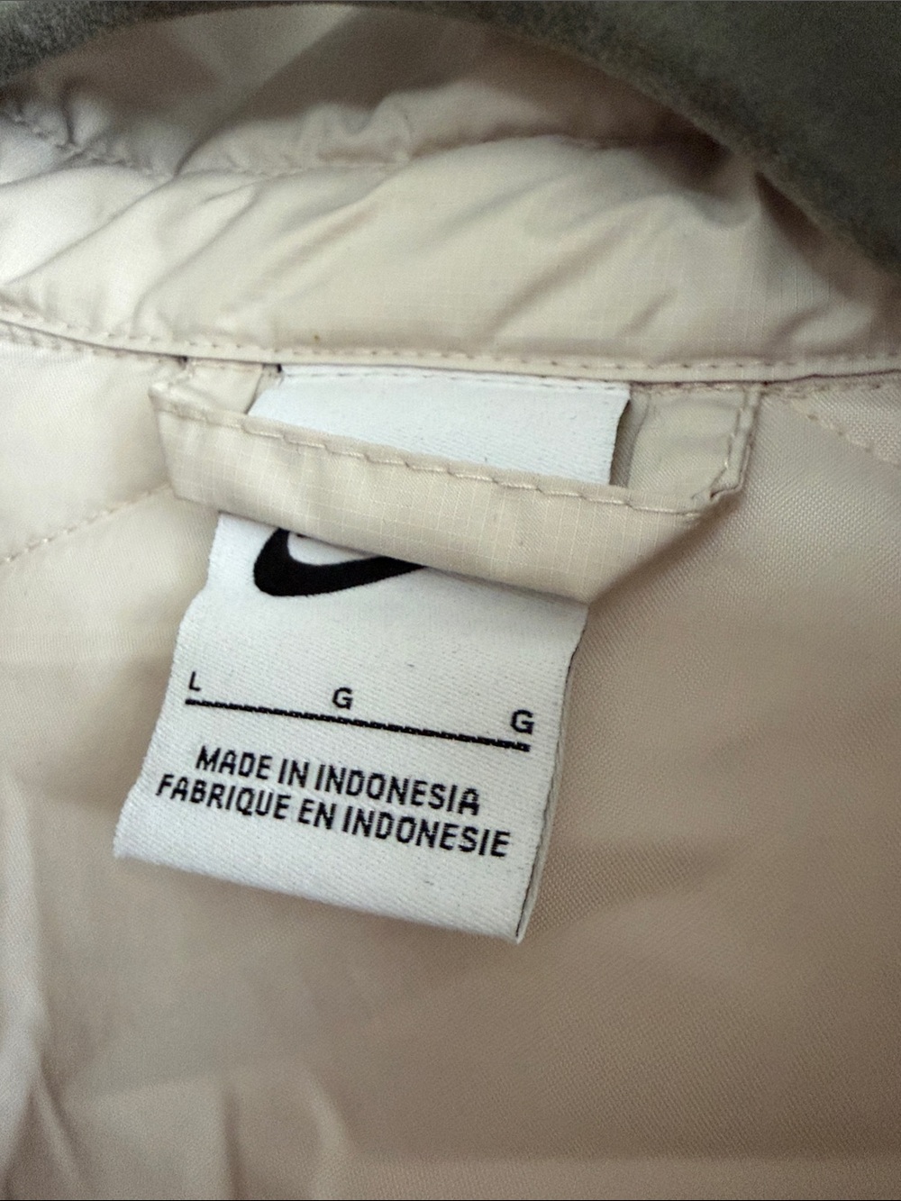 Nike Women's Light Cream Quilted Puffer Shacket - Picture 3 of 6